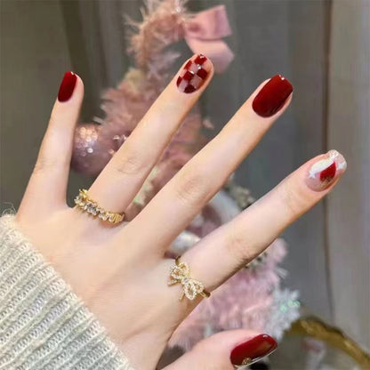 Kunstfingernägel mit Stilvollem Herz- und Ombre-Design Brehn