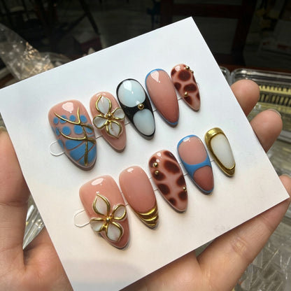 Dekoratives Pres-On Nagelkunstset mit eleganten floralen und geometrischen Akzenten