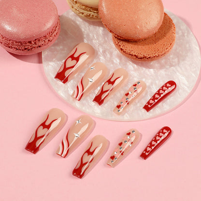 Kunstvolle Nagelkunst mit Herzen und Glitzerakzenten Brehn