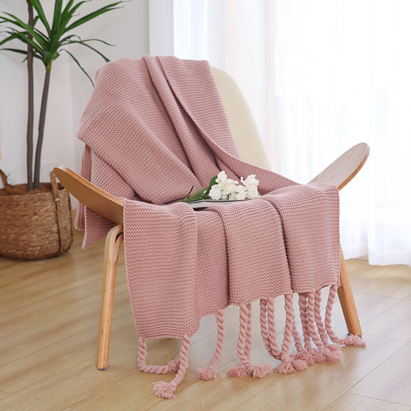 Gestrickte Baumwollwurfdecke mit geflochtenen Quastenrändern