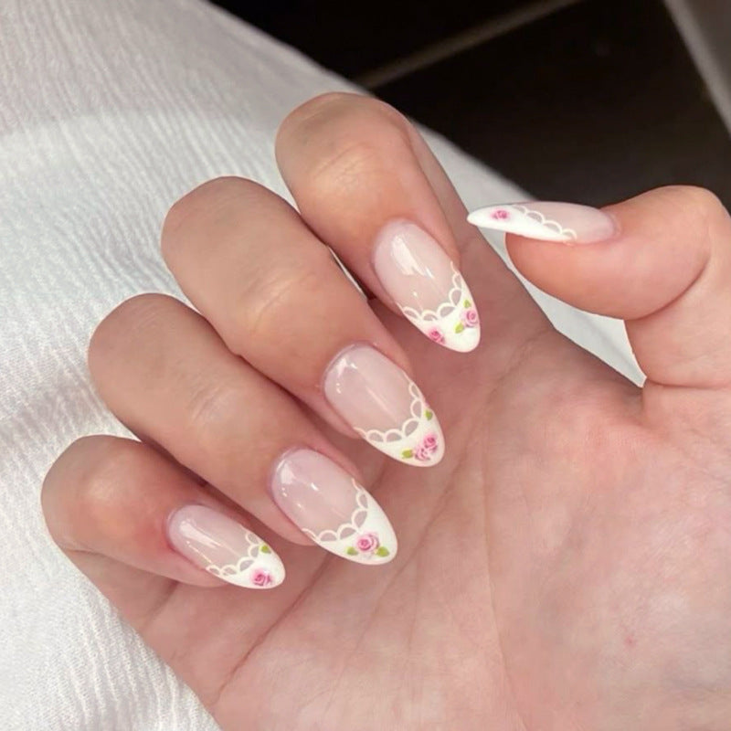 Kunstvolle Nagelkunst mit Blumen-Design und Blauem French Tip Brehn