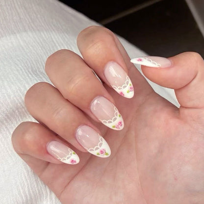 Kunstvolle Nagelkunst mit Blumen-Design und Blauem French Tip Brehn