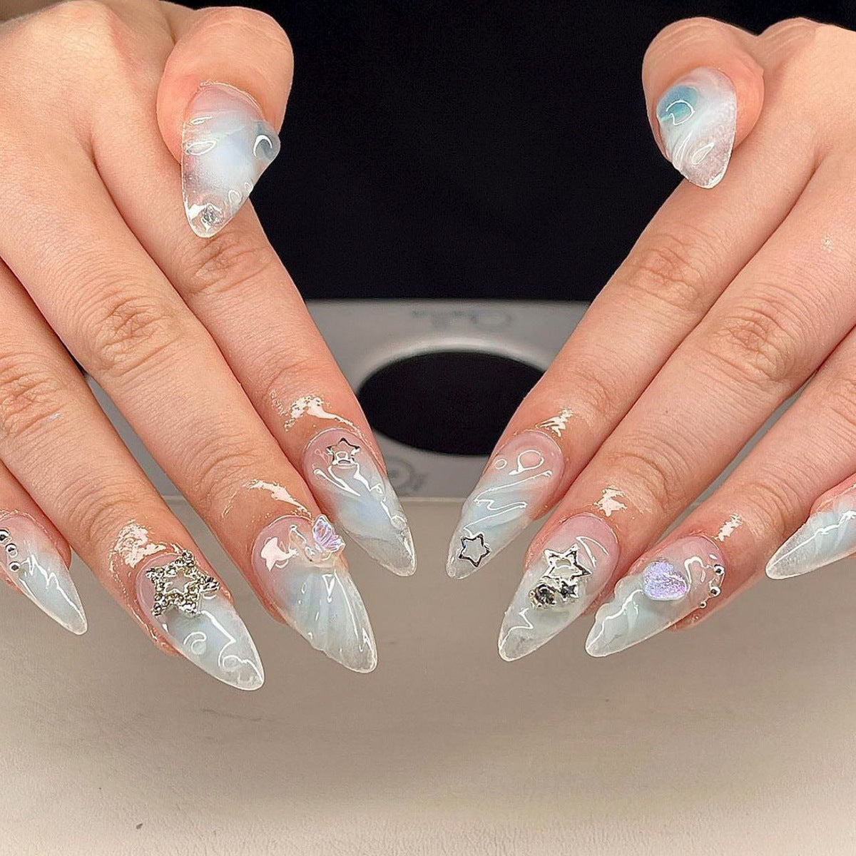 Kunstvolle 3D-Nagelverlängerungen mit bunten Motiven und Glitzerakzenten Brehn