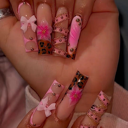 Dekorative Stiletto Press-On Nägel mit 3D-Blumen- und Schleifenakzenten Brehn