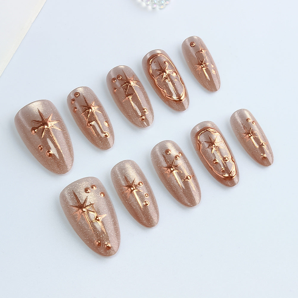 Glamouröse Gel-Nagelkunst mit goldenen Akzenten Brehn
