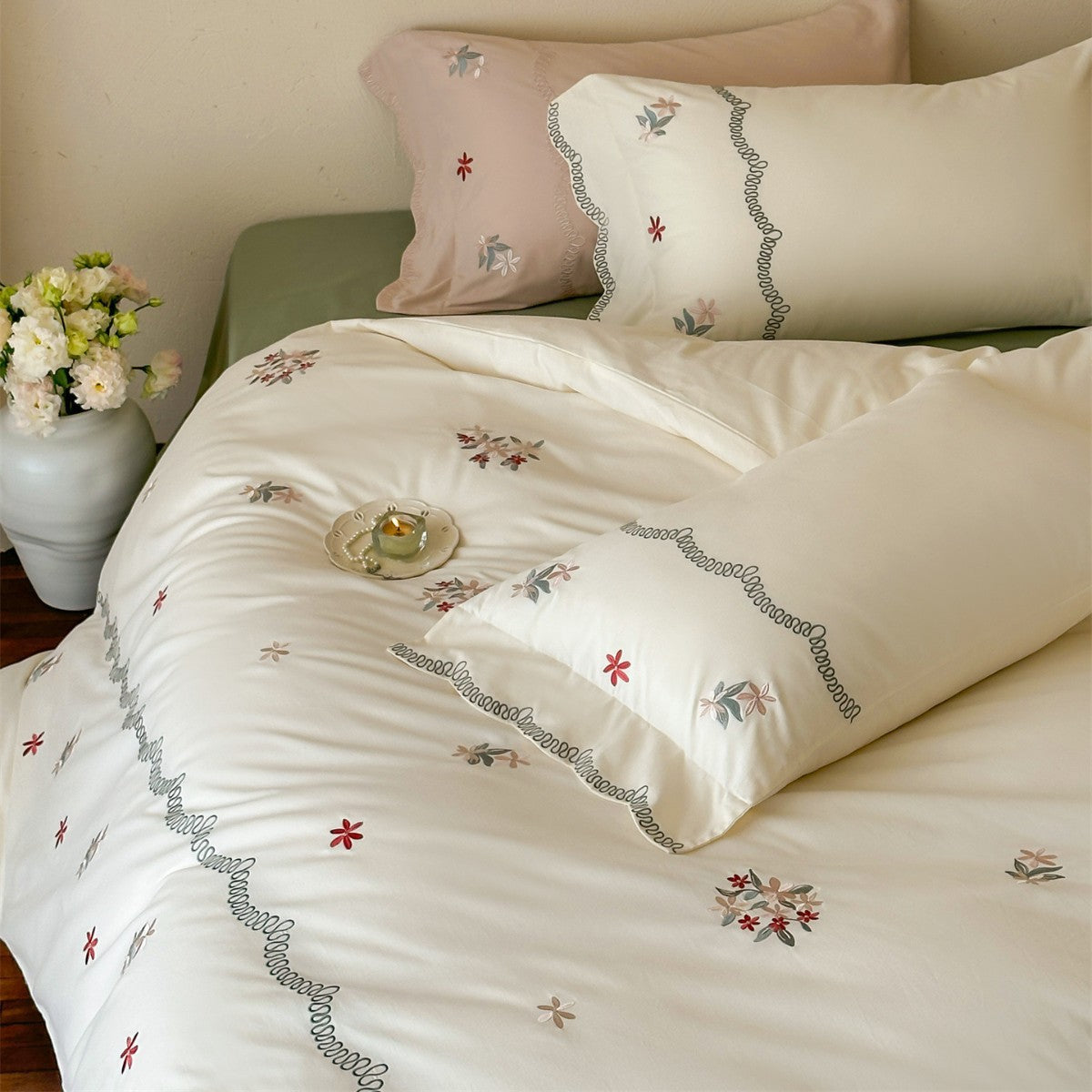 Besticktes Florales Baumwollsatin Bettwäsche Set mit Wellenstickerei und Kissenbezügen
