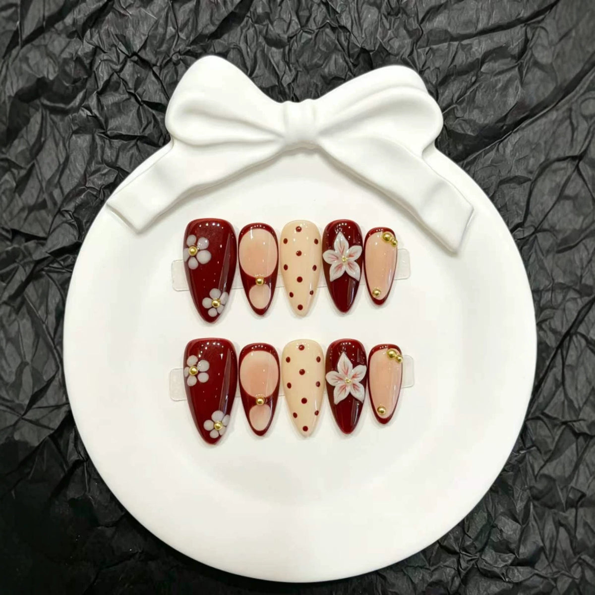 Dekorativer Press-On Fingernagelset mit floralem und grafischem Design