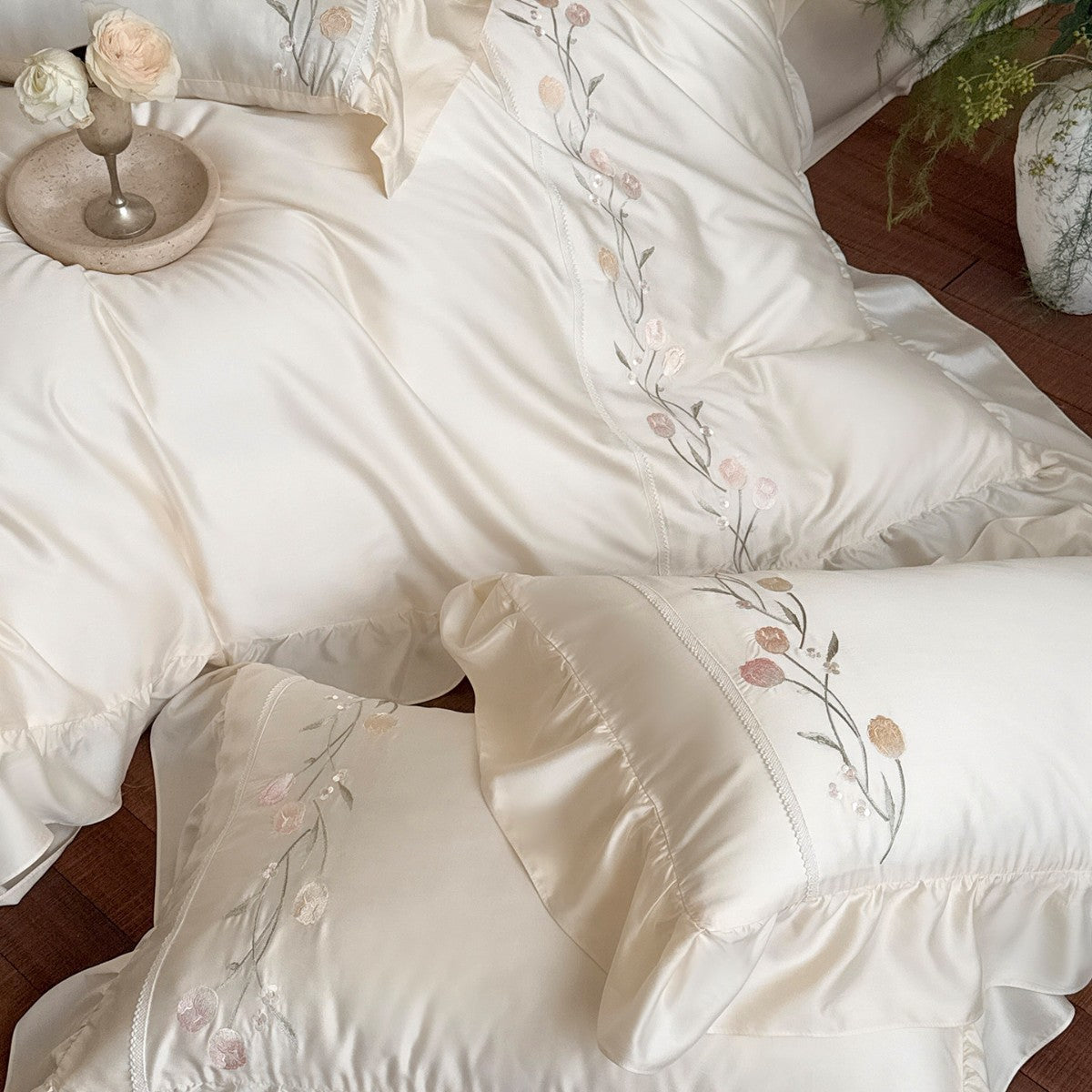 Besticktes Satin-Effect Floral Bettbezug Set mit Rüschenspiess und Kissenbezügen
