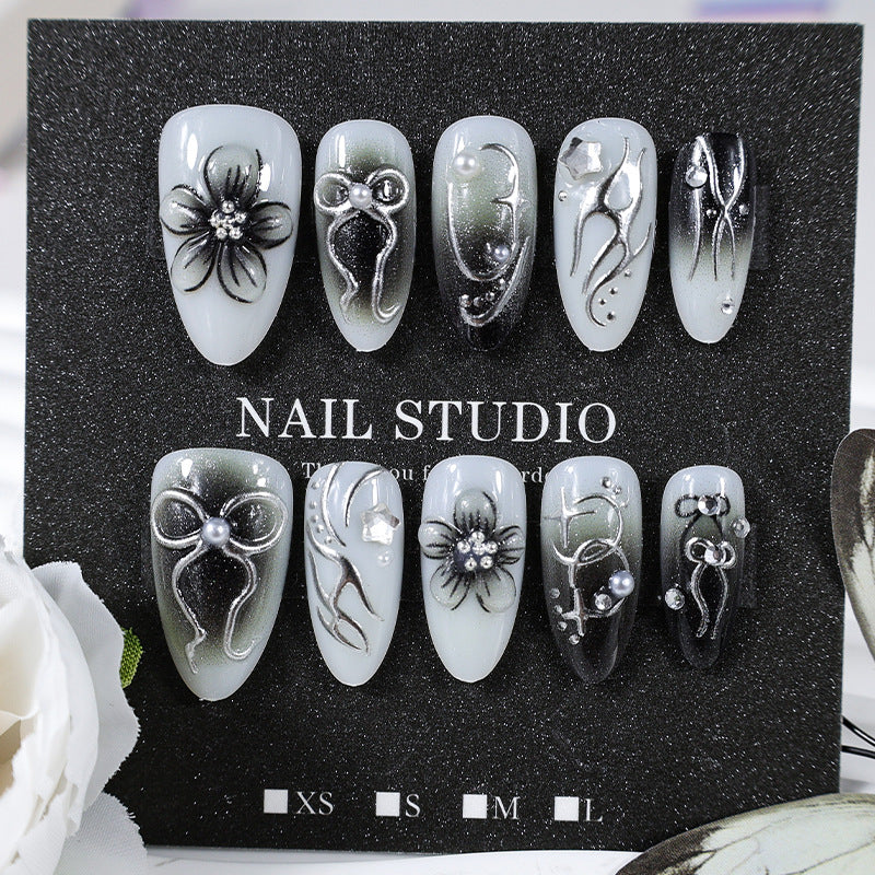 Kunstnägel mit eleganten floralen und glitzernden Verzierungen Brehn