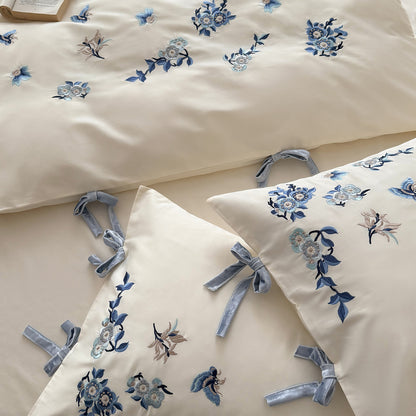 Bestickte Satin-Bettwäsche-Garnitur mit zarten Blumendetails