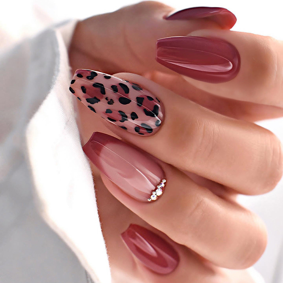 Kunstnagelset mit eleganten Tierdruck- und Glitzerakzenten Brehn