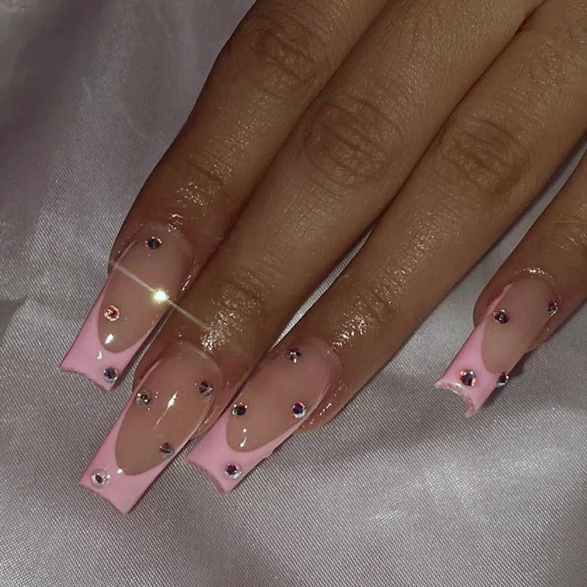 Kunstnagelset mit Glitzer und stilvollen Akzenten Brehn