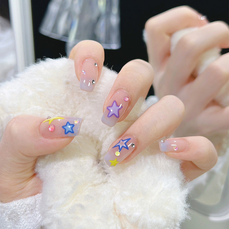 Kunstnagelset mit eleganten blühenden Verzierungen und zartem Ombre-Effekt Brehn