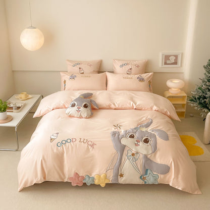 Verspieltes Bettwäsche-Set aus Baumwollsatin mit applizierten Cartoon-Motiven, Volant-Rüschen und dekorativen Kissenbezügen Brehn