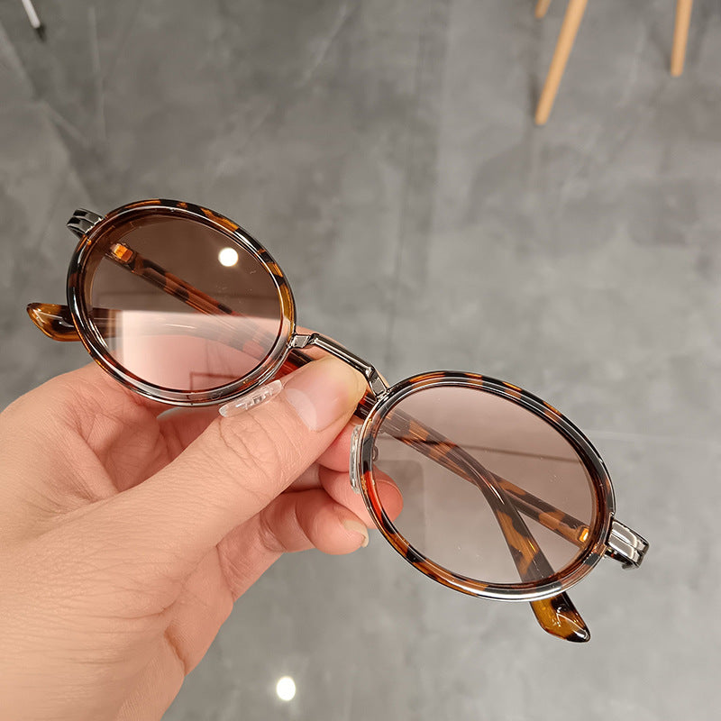 Damen runde Sonnenbrille mit leichten Gläsern und goldenen Akzenten Brehn