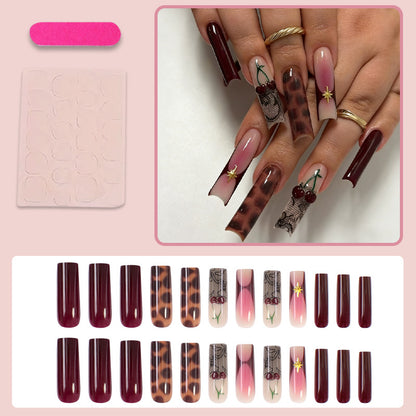 Kunstnagelset mit kreativen Designs und Glitzer Brehn