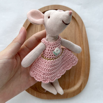 Handgemachte Leinenmaus Puppe mit gehäkeltem Minikleid