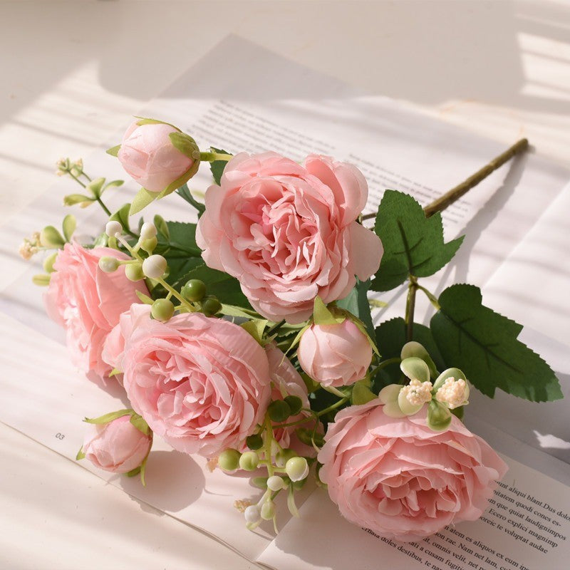 Künstliche Blumenanordnung