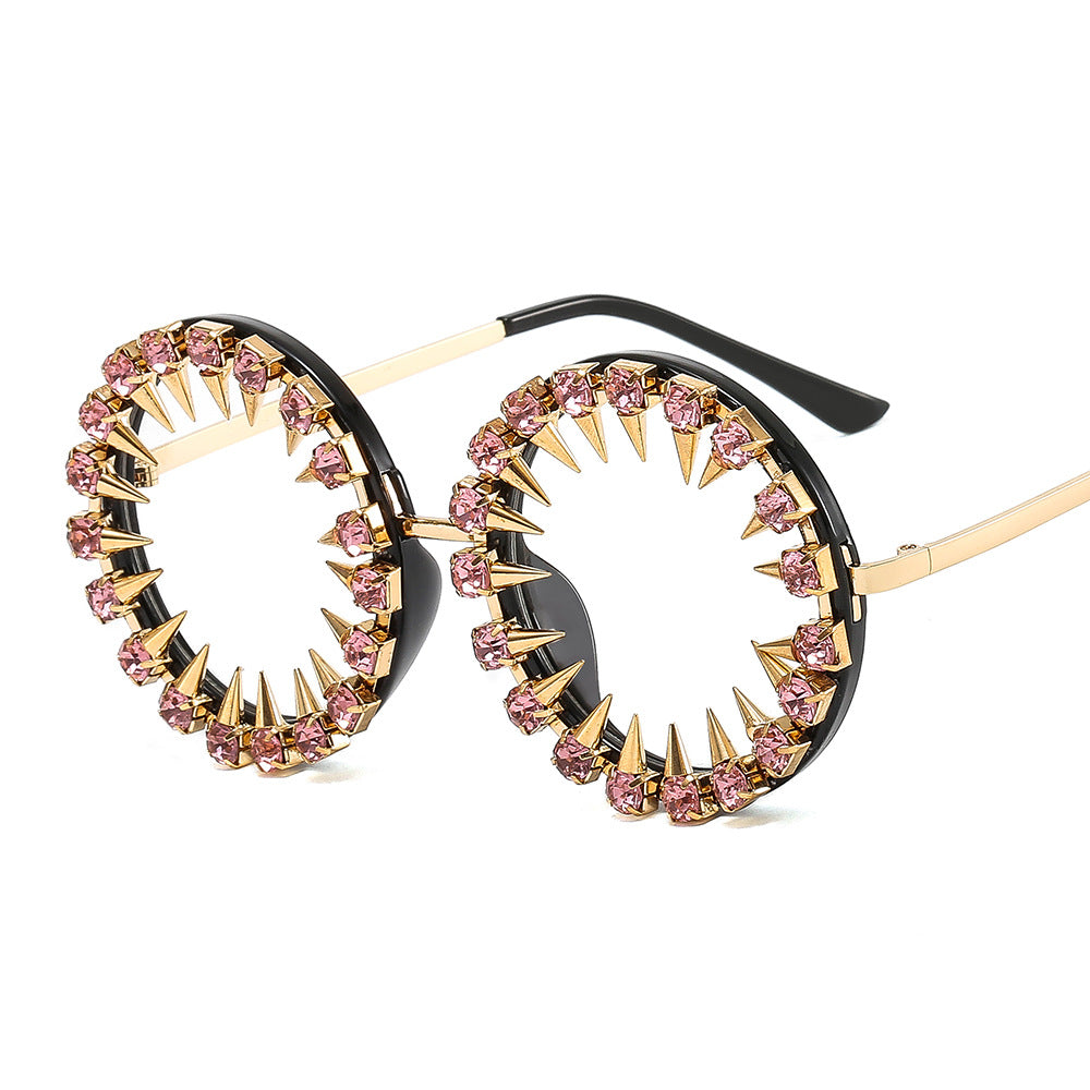 Damen kreative und auffällige Sonnenbrille mit Spikes und Strassdetails Brehn
