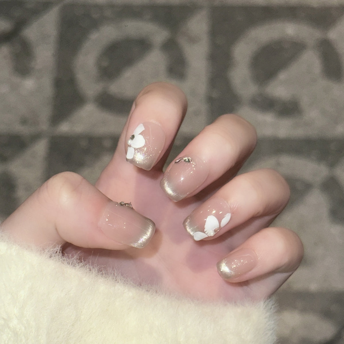 Dekoratives Press-On-Nagelset mit elegantem Blattdesign Brehn