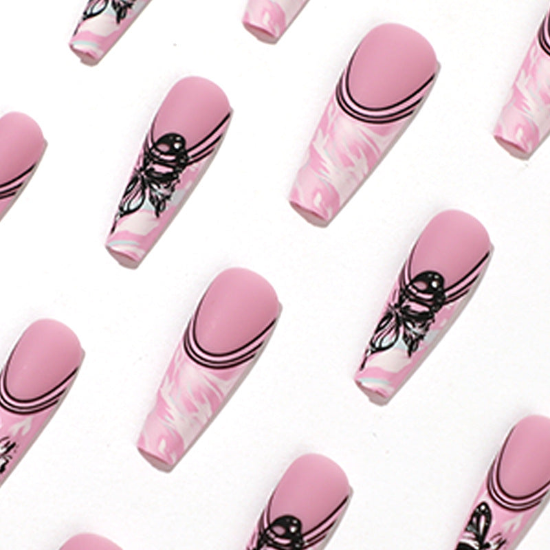 Künstliche Nagelkunst mit filigranen Schmetterlingsmotiven Brehn