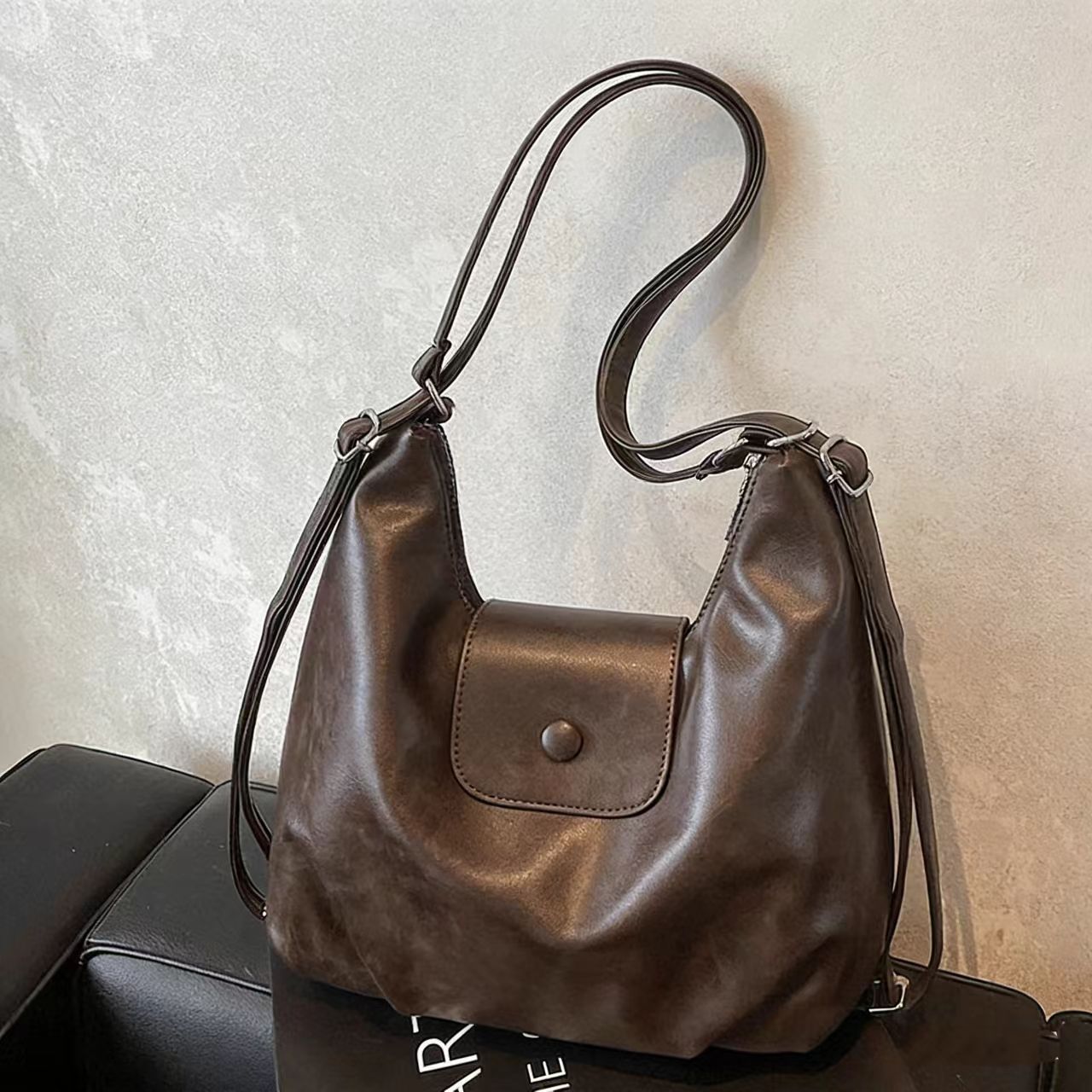 Moderne Schultertasche mit Praktischem Klappenverschluss Brehn