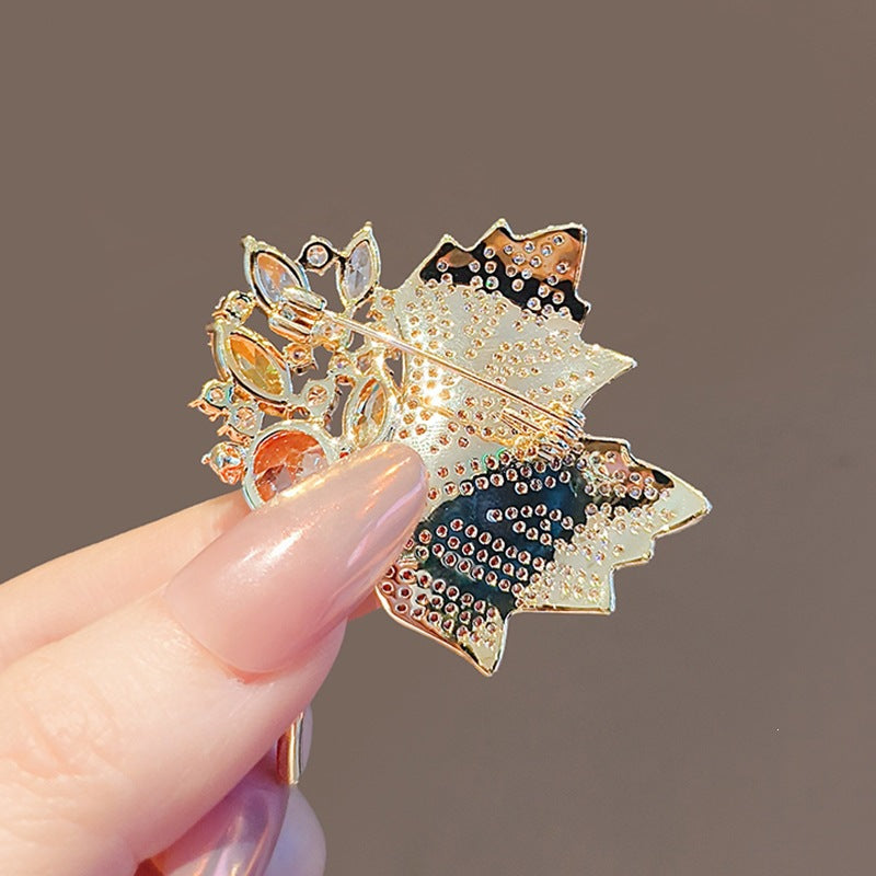 Exquisite Blätterbrosche mit Funkelnden Kristallen Brehn