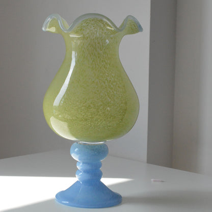 Handgeblasene Vase aus Kunstglas mit rüschigem Rand und Bulb-on-Pedestal Brehn