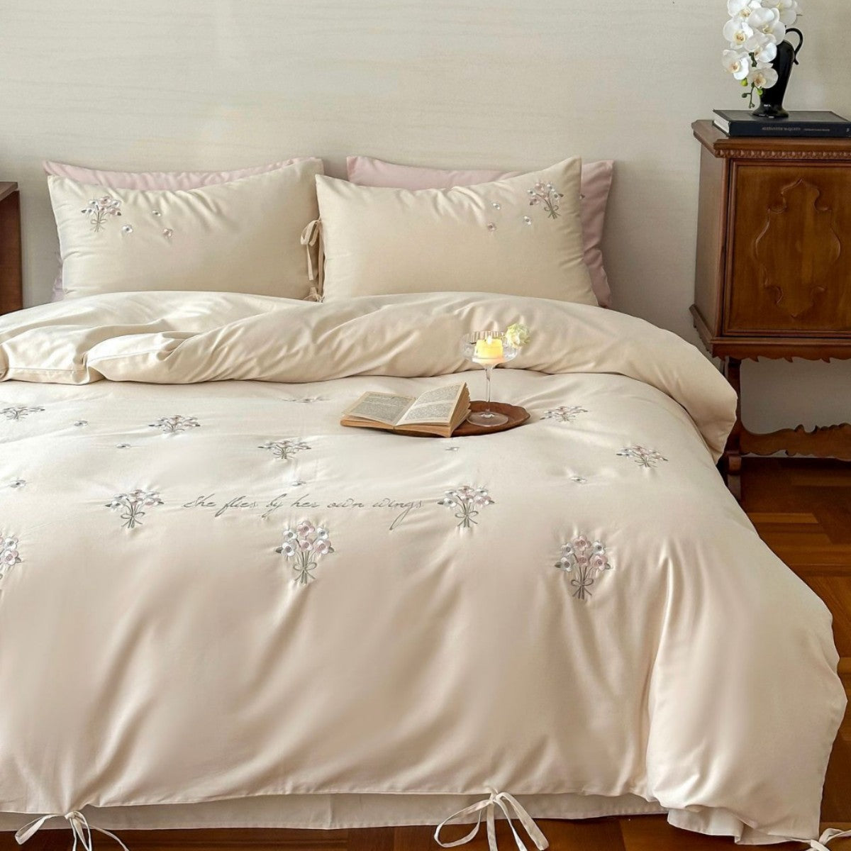 Luxuriöses Satin-Bettwäsche-Set mit zarter Perlenblüten-Stickerei und Bindeschleifen