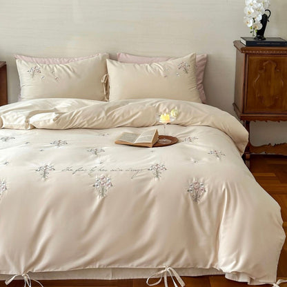 Luxuriöses Satin-Bettwäsche-Set mit zarter Perlenblüten-Stickerei und Bindeschleifen