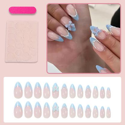 Kunstnagelset mit eleganten Blüten- und Perlenverzierungen Brehn