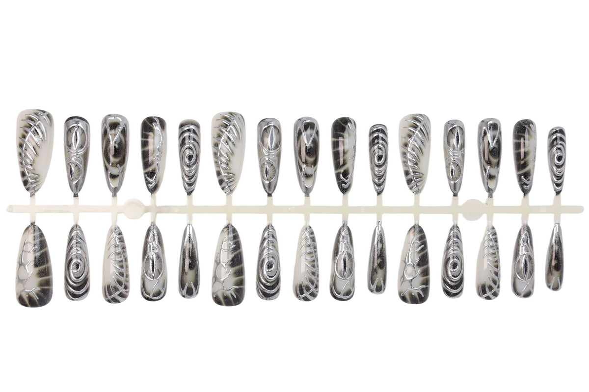 Kunstnagelset mit modernem Spiralmuster und glänzenden Akzenten Brehn