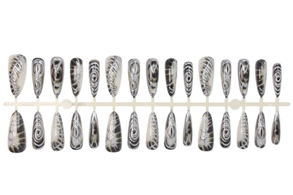 Kunstnagelset mit modernem Spiralmuster und glänzenden Akzenten Brehn