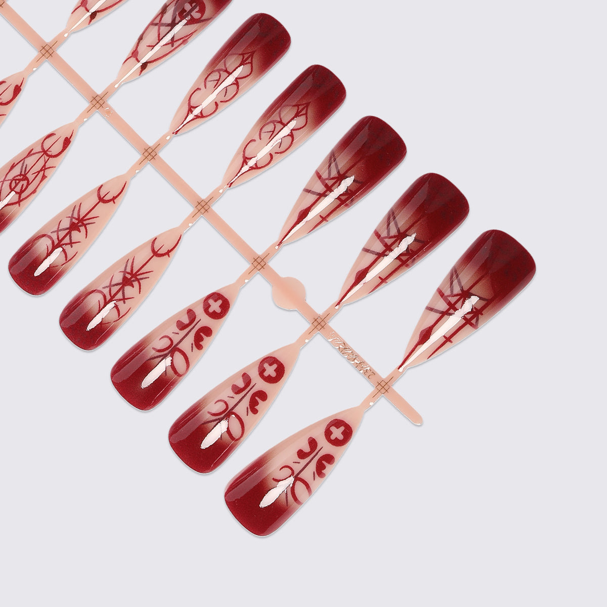 Kunstnagelset mit eleganten, geometrischen Designs Brehn