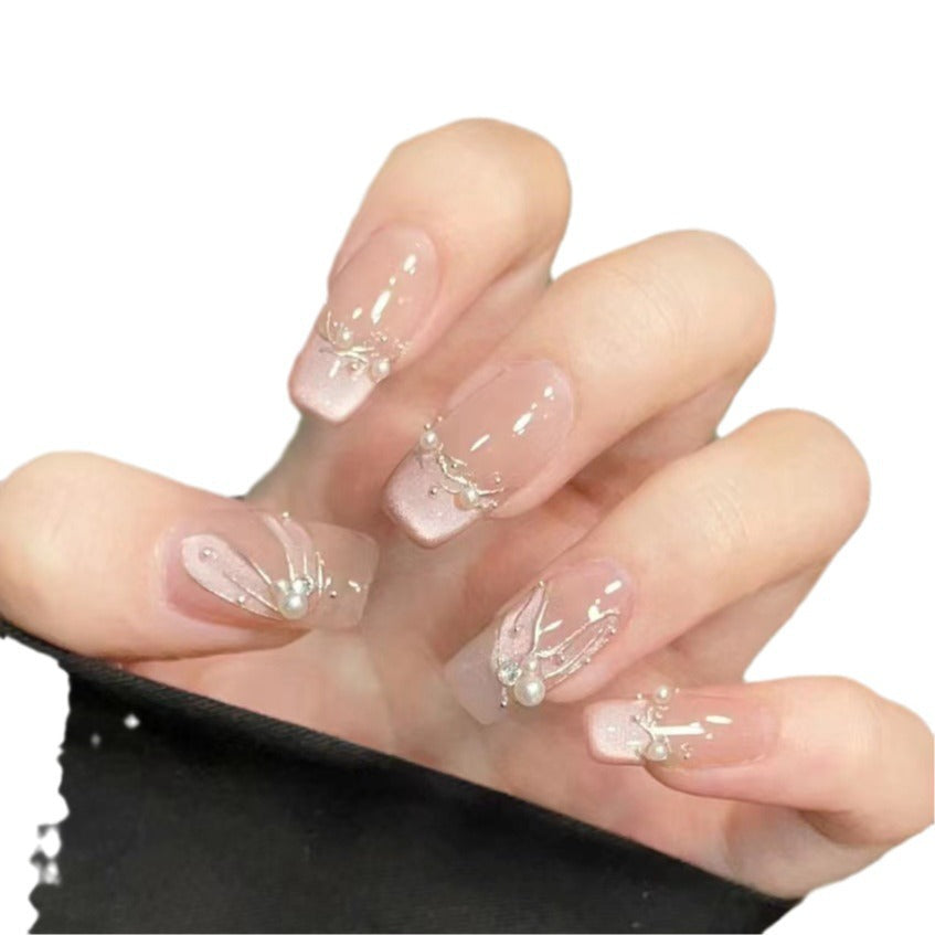 Dekorativer Press-On-Nagelset mit Perlenakzenten Brehn