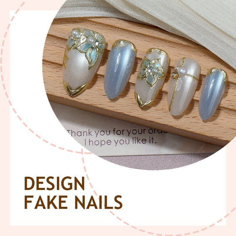 Kunstnagelset mit eleganten Blütenverzierungen und Glanz Brehn