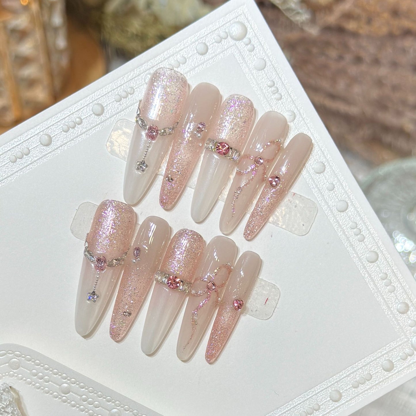 Glamouröses Stiletto Press-On Nagelkunst-Set mit funkelnden Strasssteinen Brehn