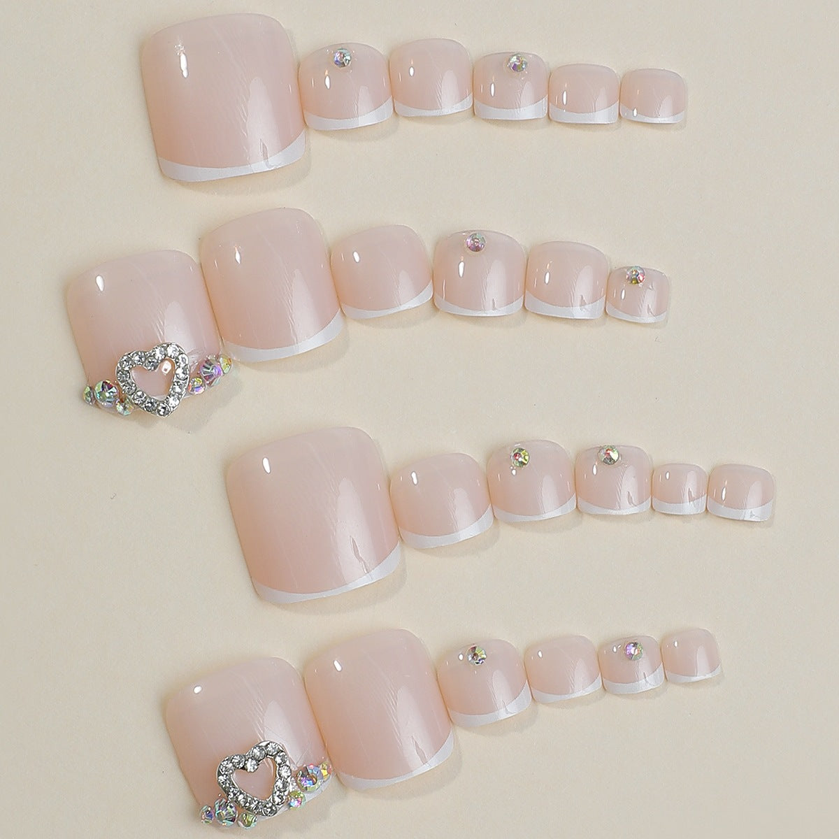 Kunstnagelset mit Glitzer- und Schmuckdetails Brehn
