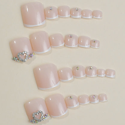 Kunstnagelset mit Glitzer- und Schmuckdetails Brehn