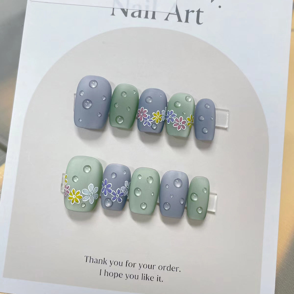 Thematische Nagelkunst Press-On Nägel mit süßen Charakter- und Schleifendesigns Brehn