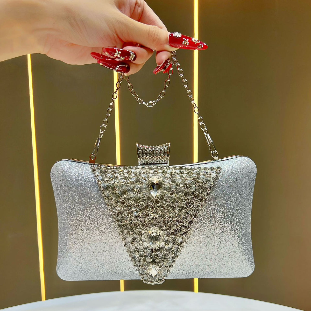 Glamouröse Strass-besetzte Abendtasche