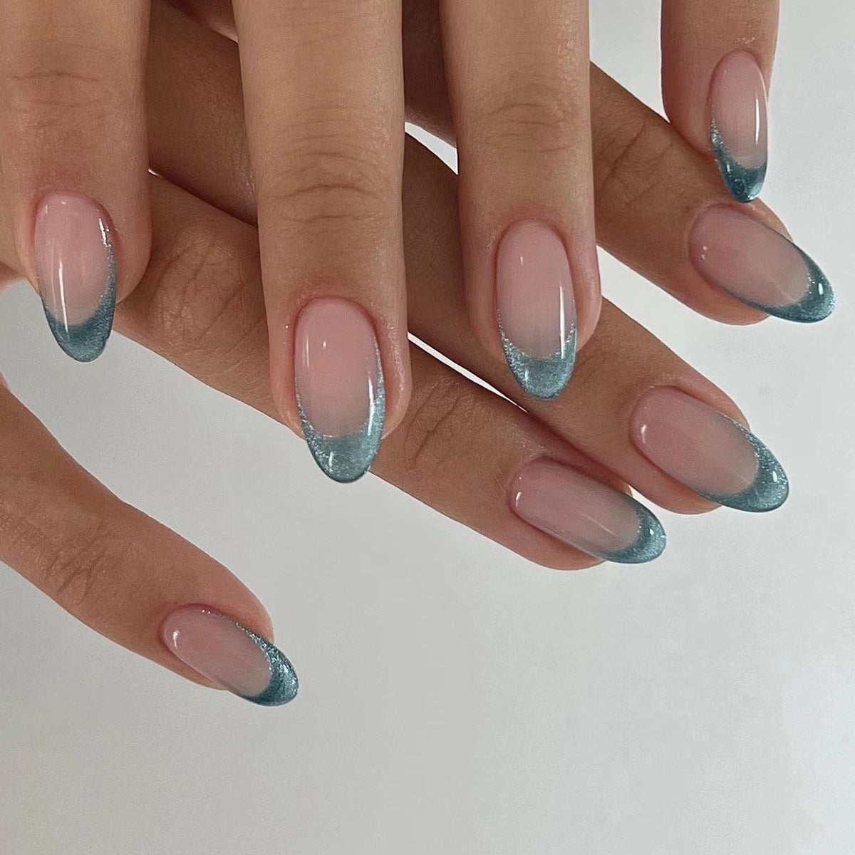 Kunstvolle Nagelkunst mit Glitzer und Ombre-Effekt Brehn