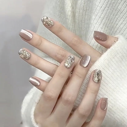 Kunstvolle Nagelverlängerungen mit Glamourösem Glitzer-Design Brehn