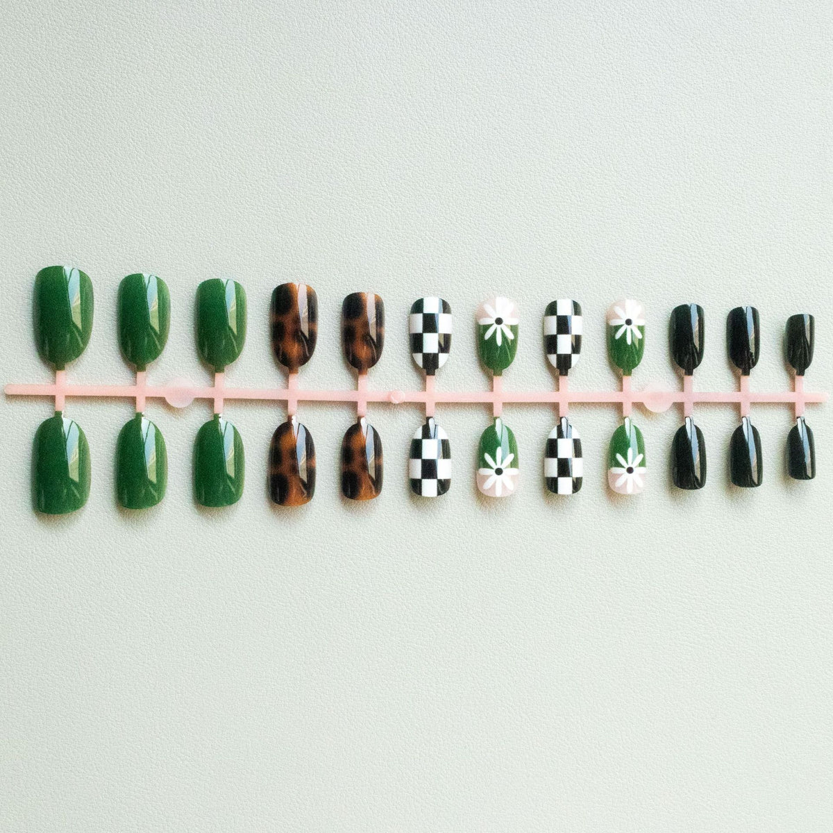 Künstlerisches abstraktes Nageldesign
