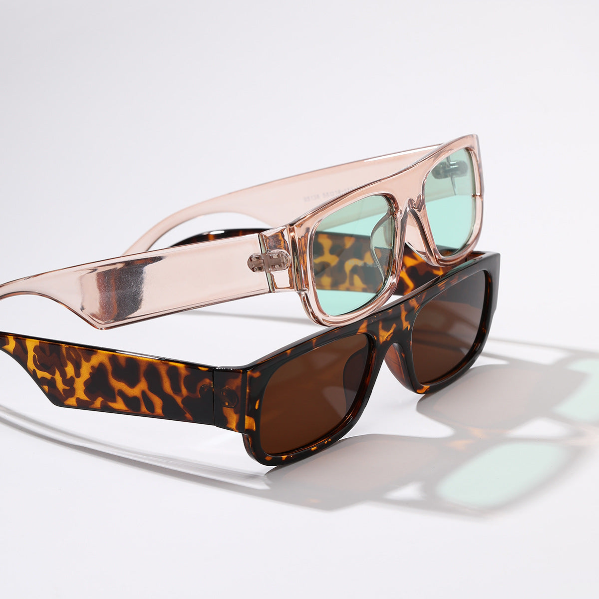 Damen stilvolle Vintage-Sonnenbrille mit transparentem Rahmen und leicht getönten Gläsern Brehn