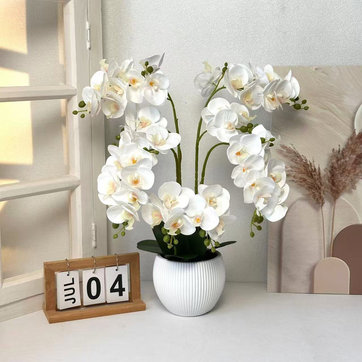 Lebensechte dekorative Orchideenarrangement für die Innenausstattung