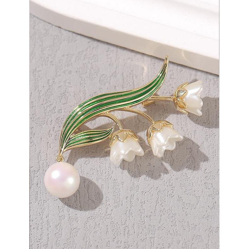 Elegante Blütenbrosche mit Perlenanhänger Brehn