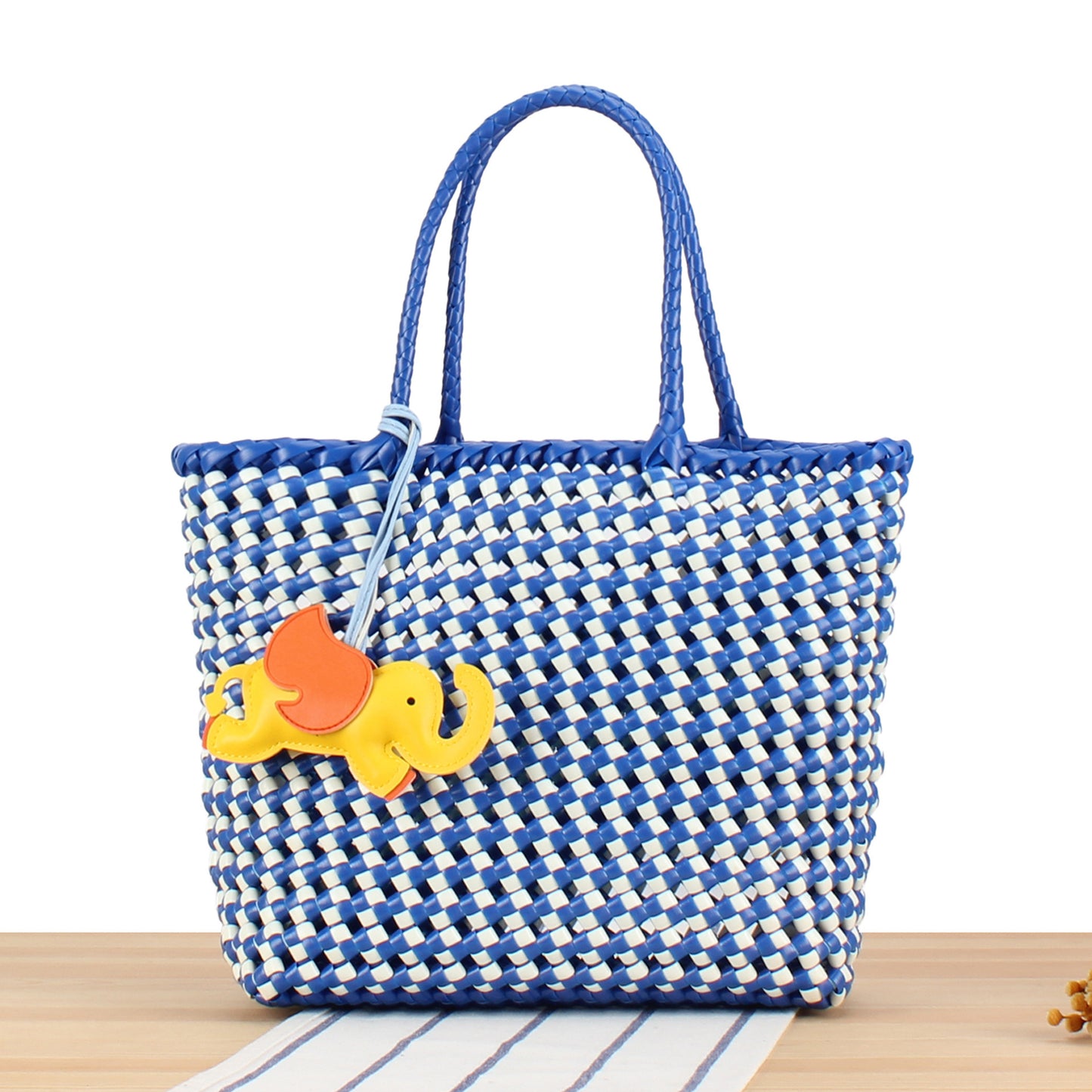 Kreative Basttasche mit Verspieltem Elefantenschmuck Brehn