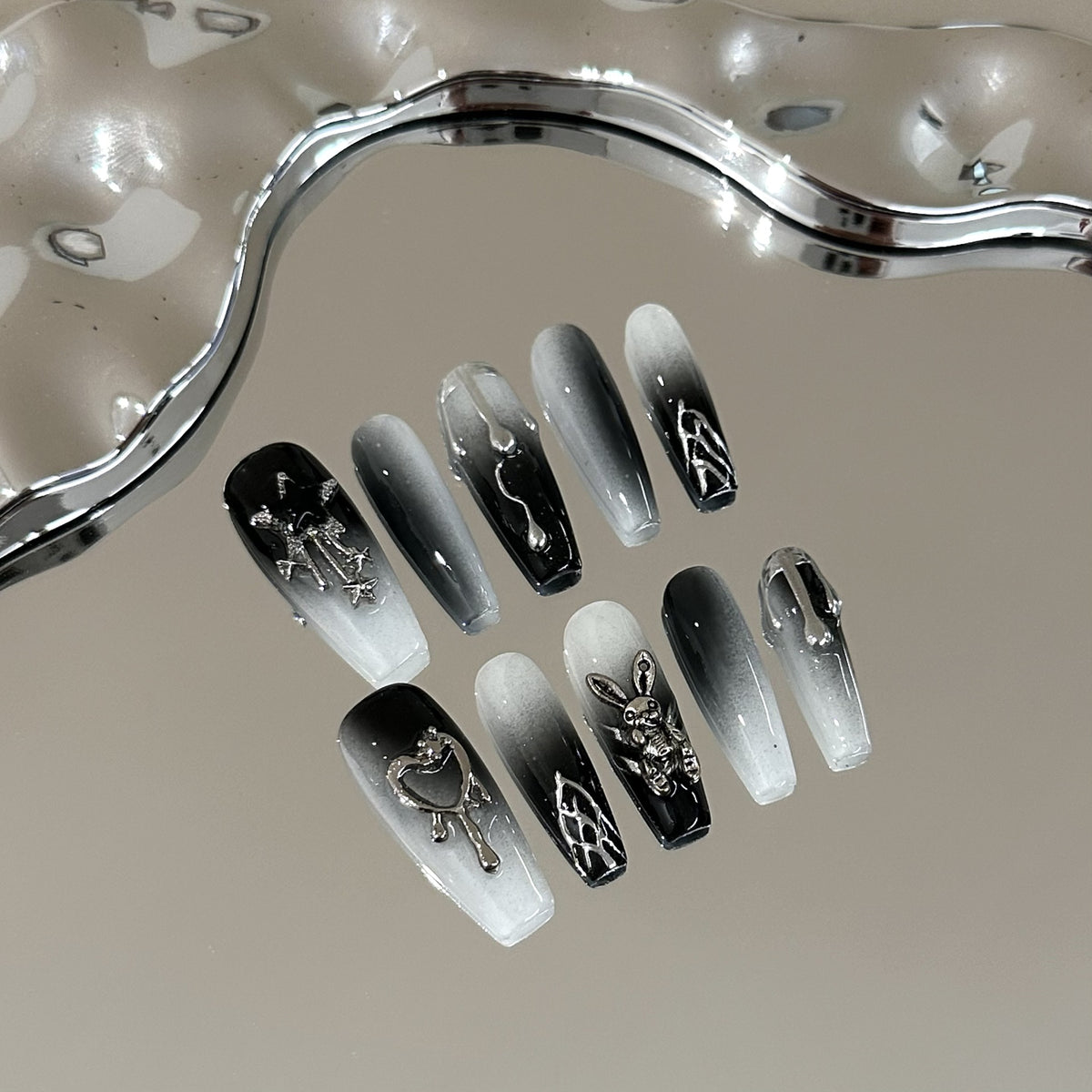Künstlerisches gotisches Press-on-Nageldesign