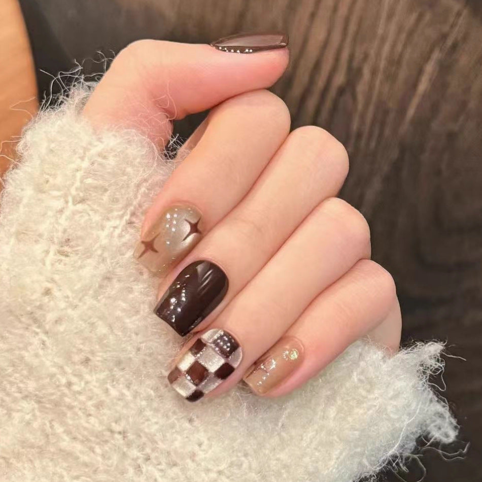 Elegante Nagelkunst mit Glitzerkante Brehn